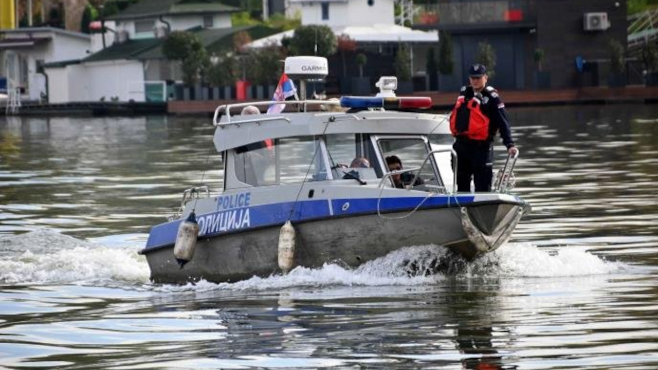 ПРЕВРНУЛА СЕ ЈЕДРИЛИЦА НА ДУНАВУ: Реаговала речна полиција