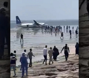 AVION SLETEO NA PLAŽU: Tokom sletanja SKLIZNUO SA PISTE