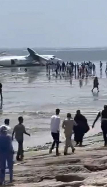 AVION SLETEO NA PLAŽU: Tokom sletanja SKLIZNUO SA PISTE