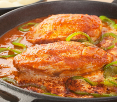 Piletina U PARADAJZ SOSU: Pomera granice ukusa!