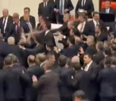 NEVIĐENA TUČA U SKUPŠTINI: Poslaniku POLOMILI nos