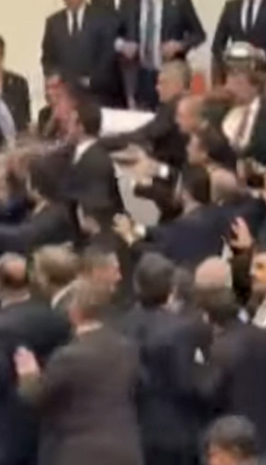 NEVIĐENA TUČA U SKUPŠTINI: Poslaniku POLOMILI nos