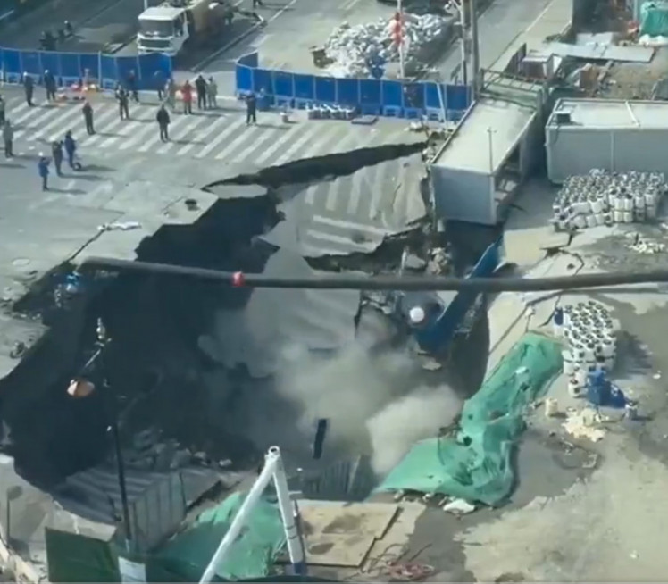 УСРЕД ГРАДА ЗИНУЛА ОГРОМНА РУПА: Ужас насред раскрснице