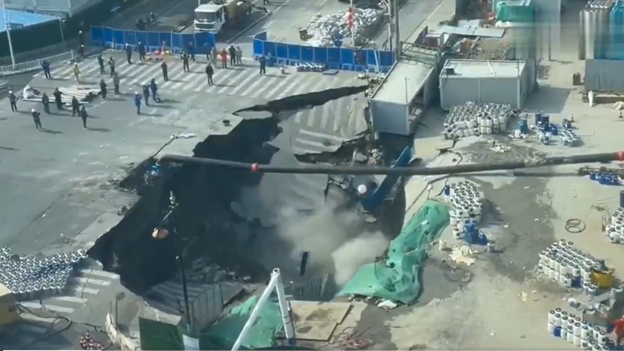 USRED GRADA ZINULA OGROMNA RUPA: Užas nasred raskrsnice