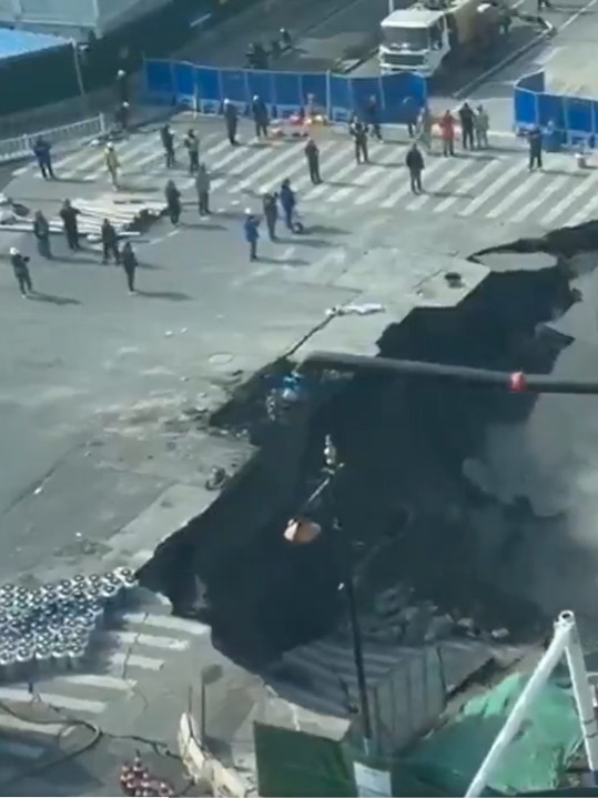 УСРЕД ГРАДА ЗИНУЛА ОГРОМНА РУПА: Ужас насред раскрснице