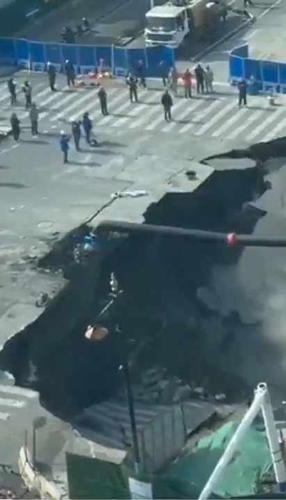 УСРЕД ГРАДА ЗИНУЛА ОГРОМНА РУПА: Ужас насред раскрснице