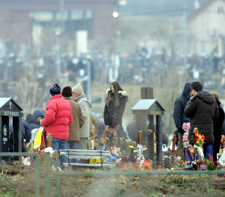 DANAS SU ZADUŠNICE: Evo šta se nosi na groblje, šta u crkvu