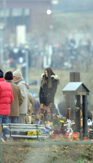 ДАНАС СУ ЗАДУШНИЦЕ: Ево шта се носи на гробље, шта у цркву