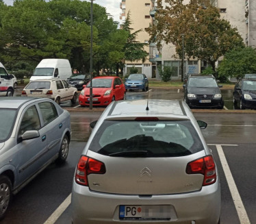 POSTIDEĆE SE! Zauzeo 2 parking mesta, dobio HIT poruku
