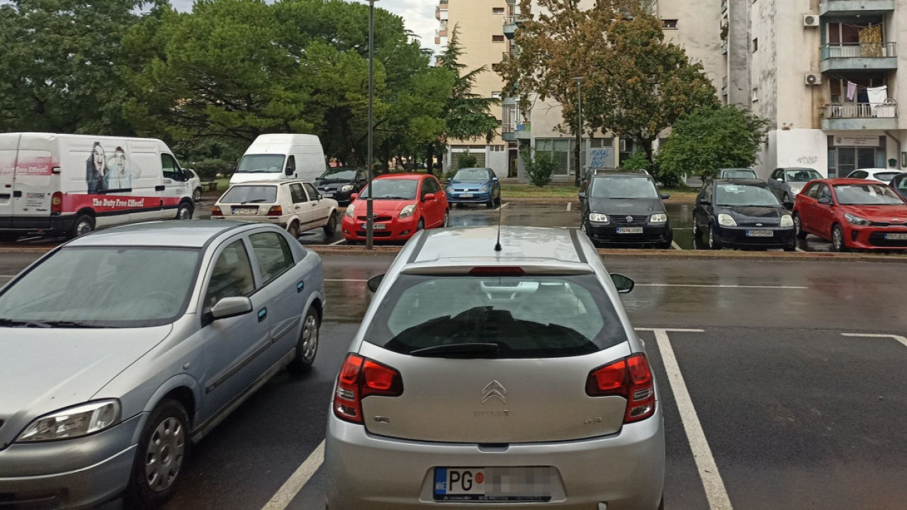 ПОСТИДЕЋЕ СЕ! Заузео 2 паркинг места, добио ХИТ поруку