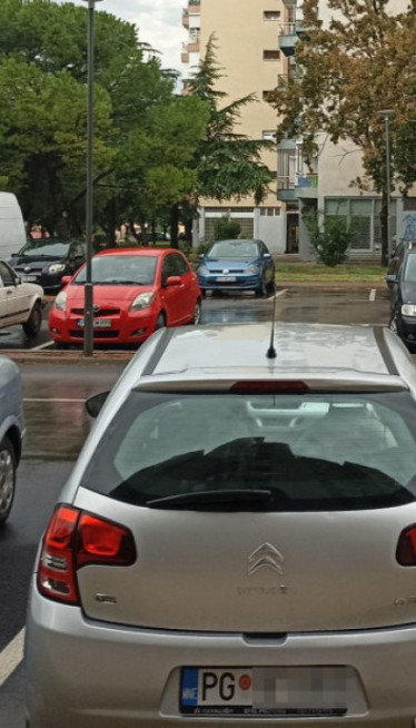 ПОСТИДЕЋЕ СЕ! Заузео 2 паркинг места, добио ХИТ поруку