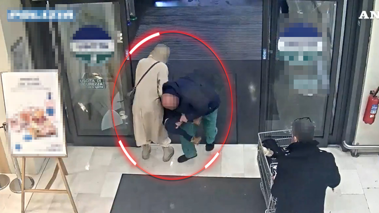 Snimljen pokušaj otmice deteta u supermarketu iz maminih ruku