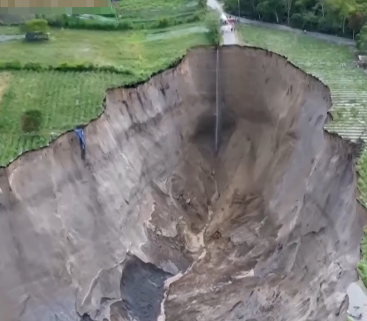 Рупа од 3ха прогутала њиве! Пољопривредници у страху (ВИДЕО)