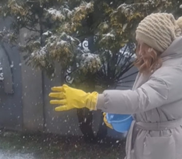 U BG veje sneg,a slavna folkerka obavlja poljoprivredne radove