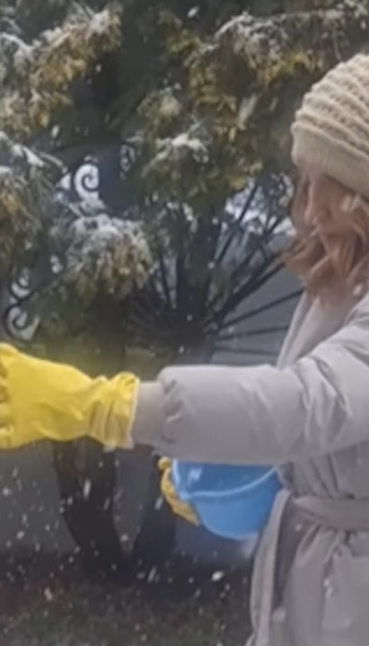 У БГ веје снег,а славна фолкерка обавља пољопривредне радове