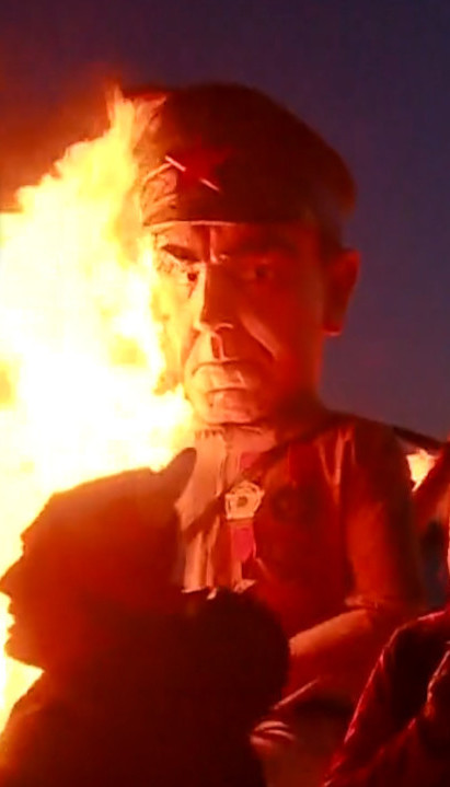 Hrvati spalili Pavelića i Tita (FOTO)