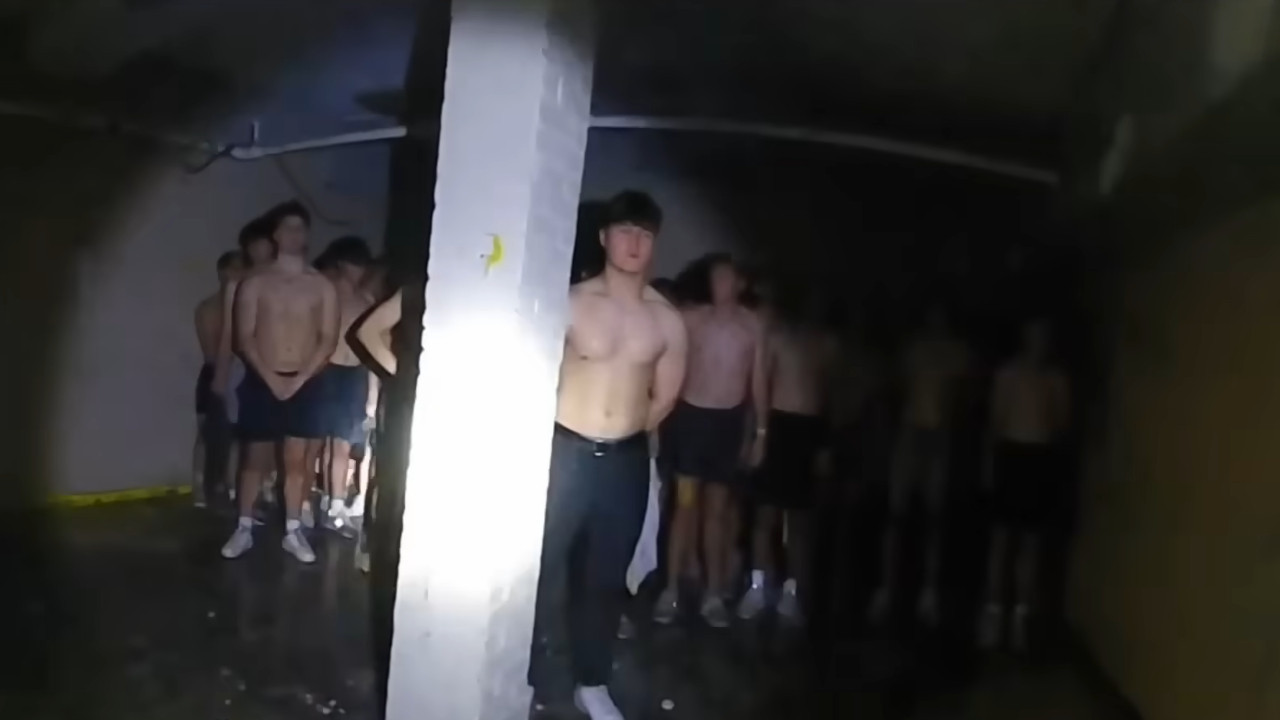 POLICIJA UPALA U PODRUM: Tamo zatekla 56 polugolih mladića