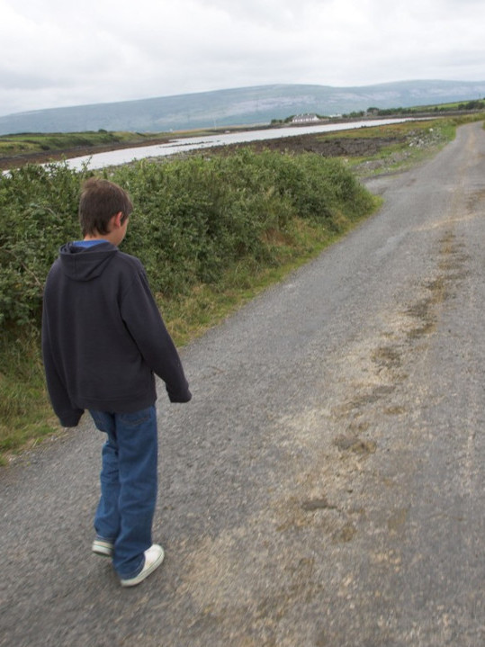 HEROJ: Dečak lutao putem i naleteo na čoveka u crnom