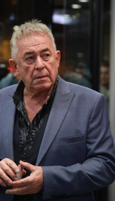 Seljanko, ti ćeš da mi kažeš? Mima odbrusio mladoj koleginici