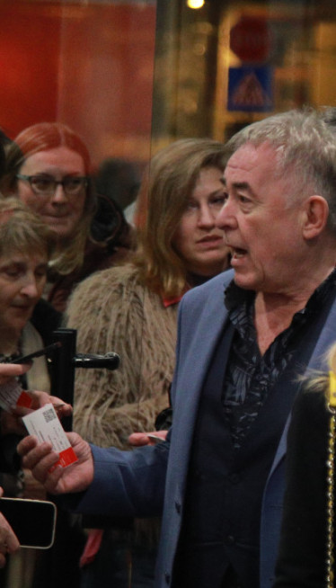 Мима Караџић усликан са младом лепотицом (ФОТО)