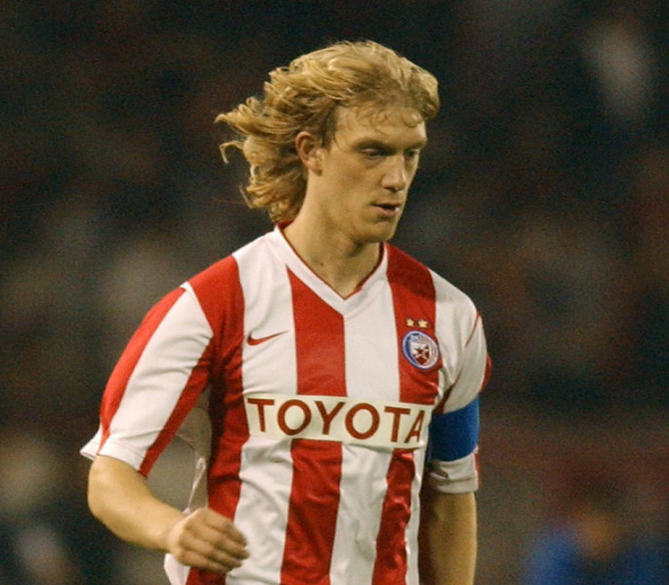 СА ЗГОДНОМ ЖЕНОМ: Како данас изгледа Звездин плавушан Баста