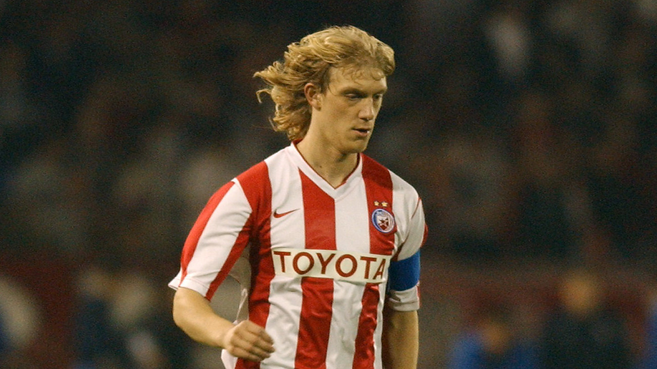 СА ЗГОДНОМ ЖЕНОМ: Како данас изгледа Звездин плавушан Баста