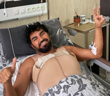 СКИНУО ПОВЕЗ, ПОКАЗАО РЕЗУЛТАТ Азис уградио силиконе у груди