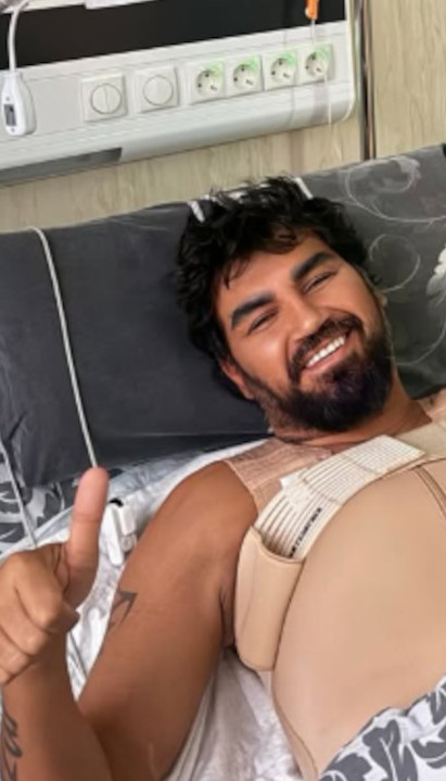 СКИНУО ПОВЕЗ, ПОКАЗАО РЕЗУЛТАТ Азис уградио силиконе у груди