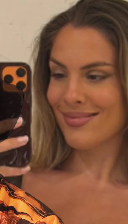 Растина девојка БЕЗ БРУСА - ужива на мору (ФОТО)