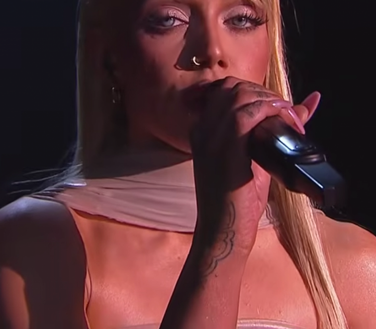 Без бруса, у мокрој мајици и боса на ПЗЕ 2026 (ФОТО)