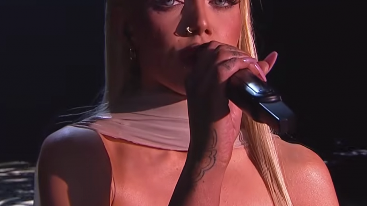 Bez brusa, u mokroj majici i bosa na PZE 2026 (FOTO)