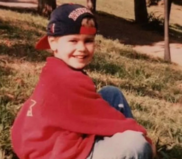 DANAS JE POZNATI GLUMAC Znate li ko je dečak sa fotografije?