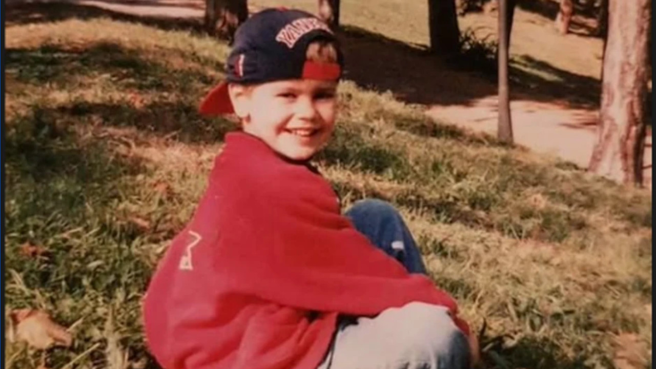 DANAS JE POZNATI GLUMAC Znate li ko je dečak sa fotografije?