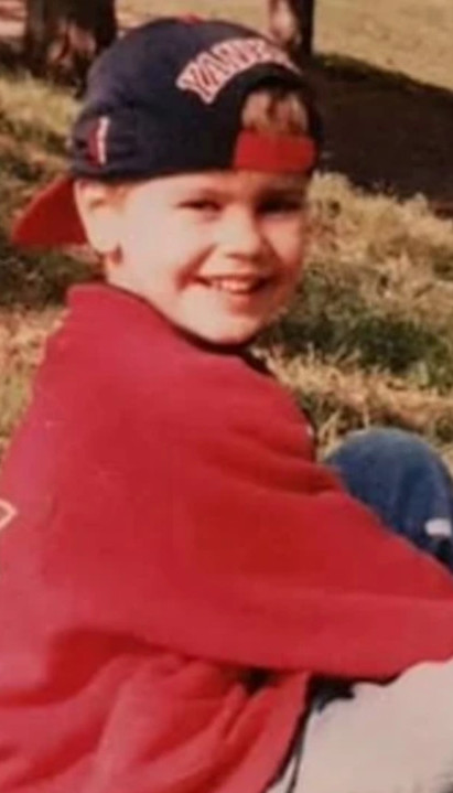 ДАНАС ЈЕ ПОЗНАТИ ГЛУМАЦ Знате ли ко је дечак са фотографије?