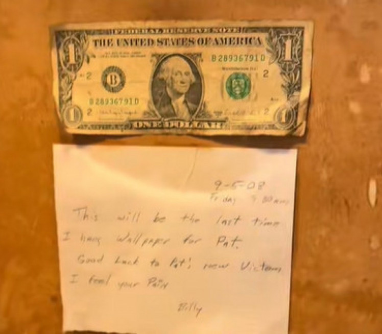 Renovirali kupatilo - poruka ISPOD TAPETA ih uplašila