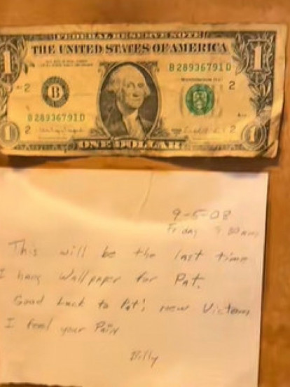 Renovirali kupatilo - poruka ISPOD TAPETA ih uplašila