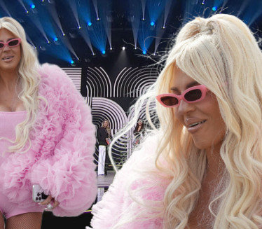 "СЕКТАШИ!": Карлеуша згрожена ПЗЕ "Јефтино с*ање"