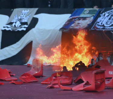 ПРАВЕДНО? Ко ће платити уништене столице на дербију