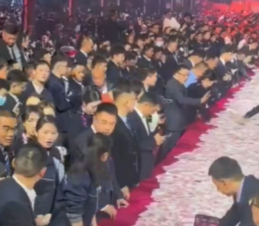 Direktor istresao MILIONE pred radnike i podelio (VIDEO)