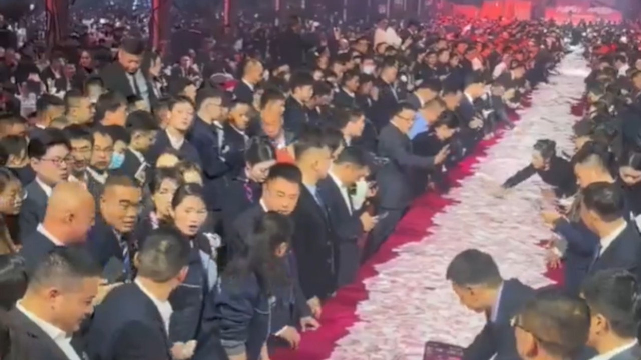 Direktor istresao MILIONE pred radnike i podelio (VIDEO)