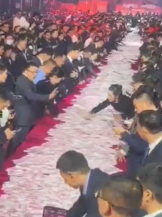 Директор истресао МИЛИОНЕ пред раднике и поделио (ВИДЕО)