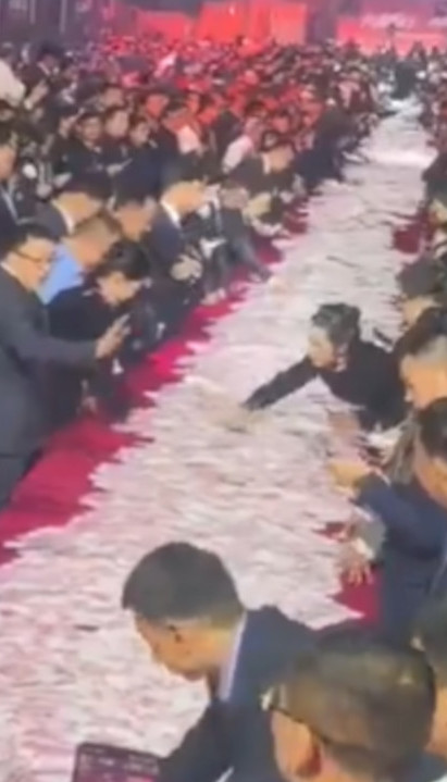 Direktor istresao MILIONE pred radnike i podelio (VIDEO)