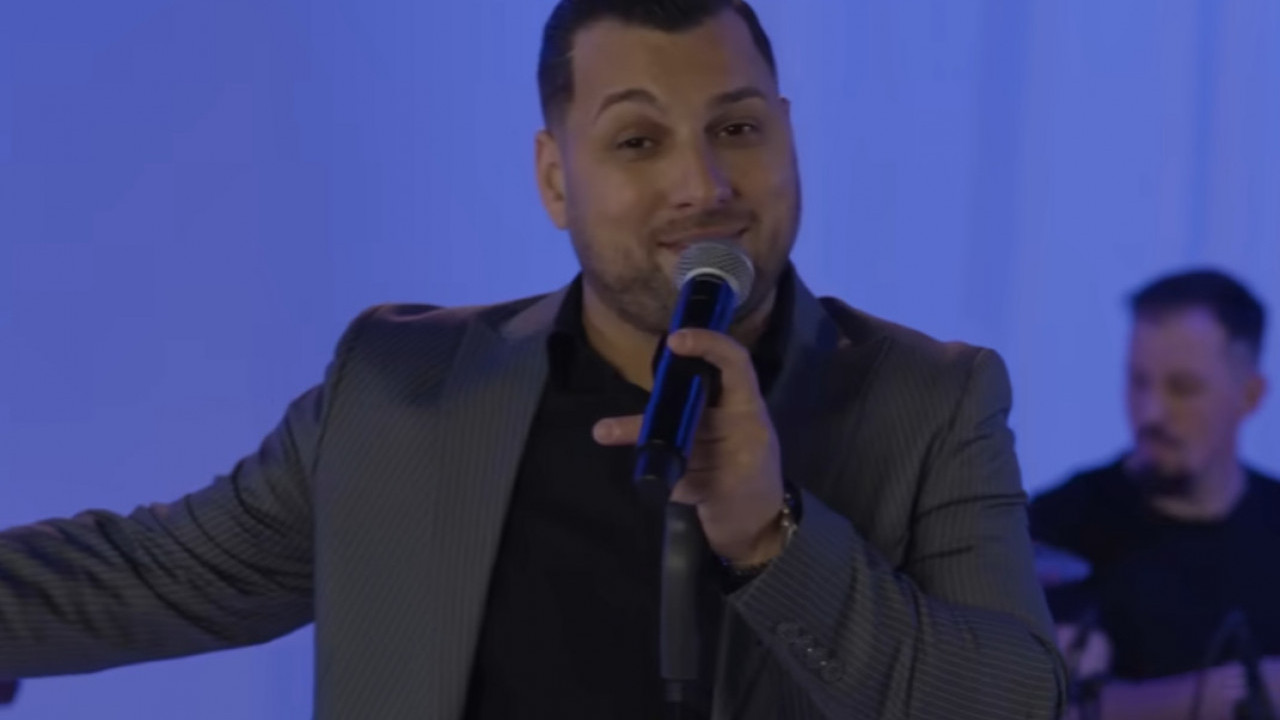 STIŽE ŠESTO DETE: Pevač obara rekorde kada je reč o deci