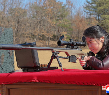 BUDUĆA LIDERKA: Kimova ćerka pokazala kako rukuje oružjem