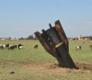 ЛЕТ ОД 1.000 КМ: Иранска ракета се "укопала" у селу (ФОТО)