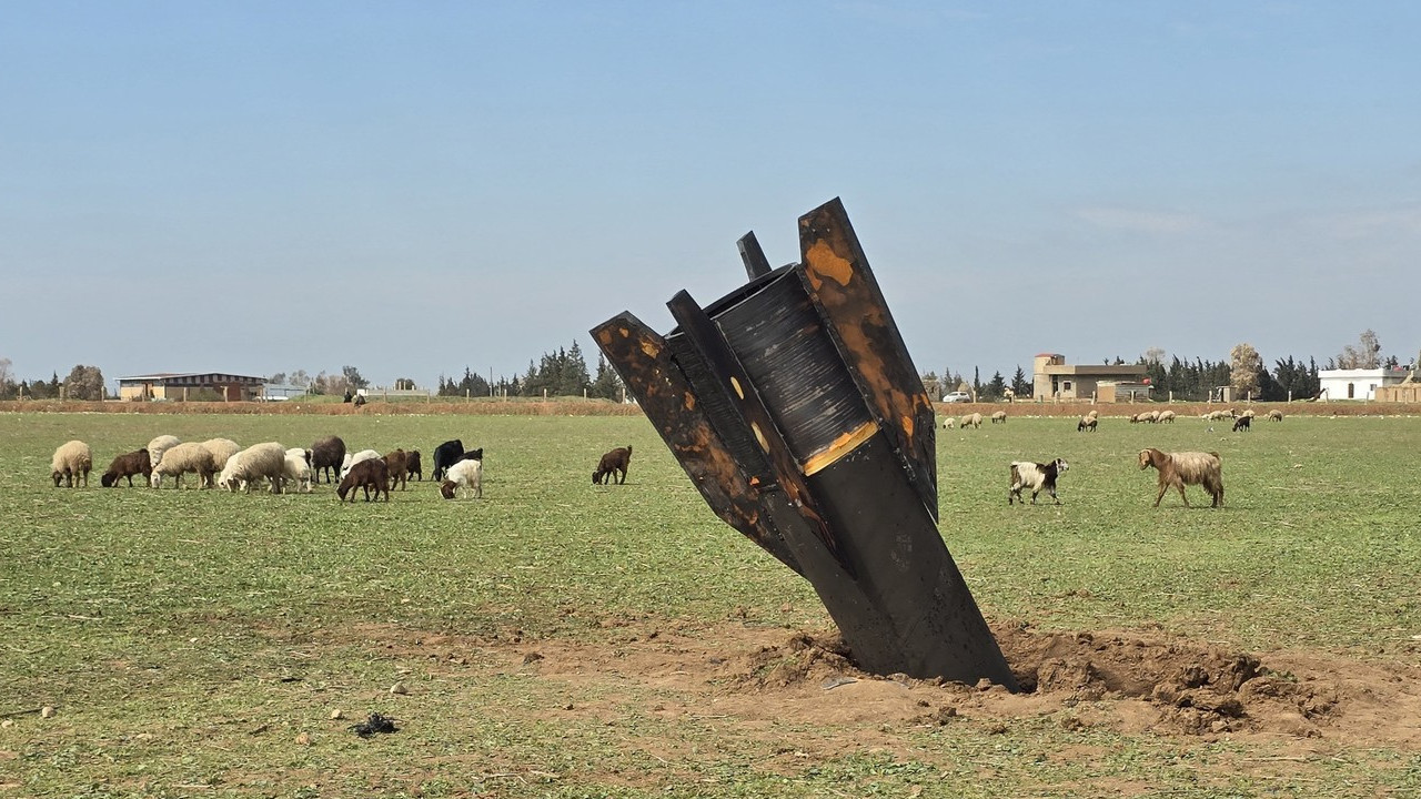 LET OD 1.000 KM: Iranska raketa se "ukopala" u selu (FOTO)