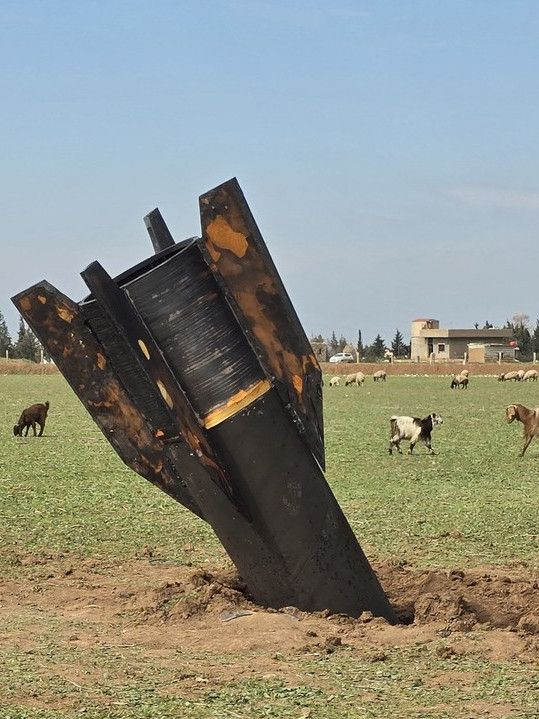LET OD 1.000 KM: Iranska raketa se "ukopala" u selu (FOTO)