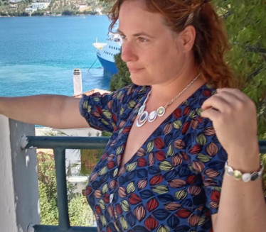 "UTISKUJEM USNE NA TVOJE ČELO": Poezija Maje Šešum