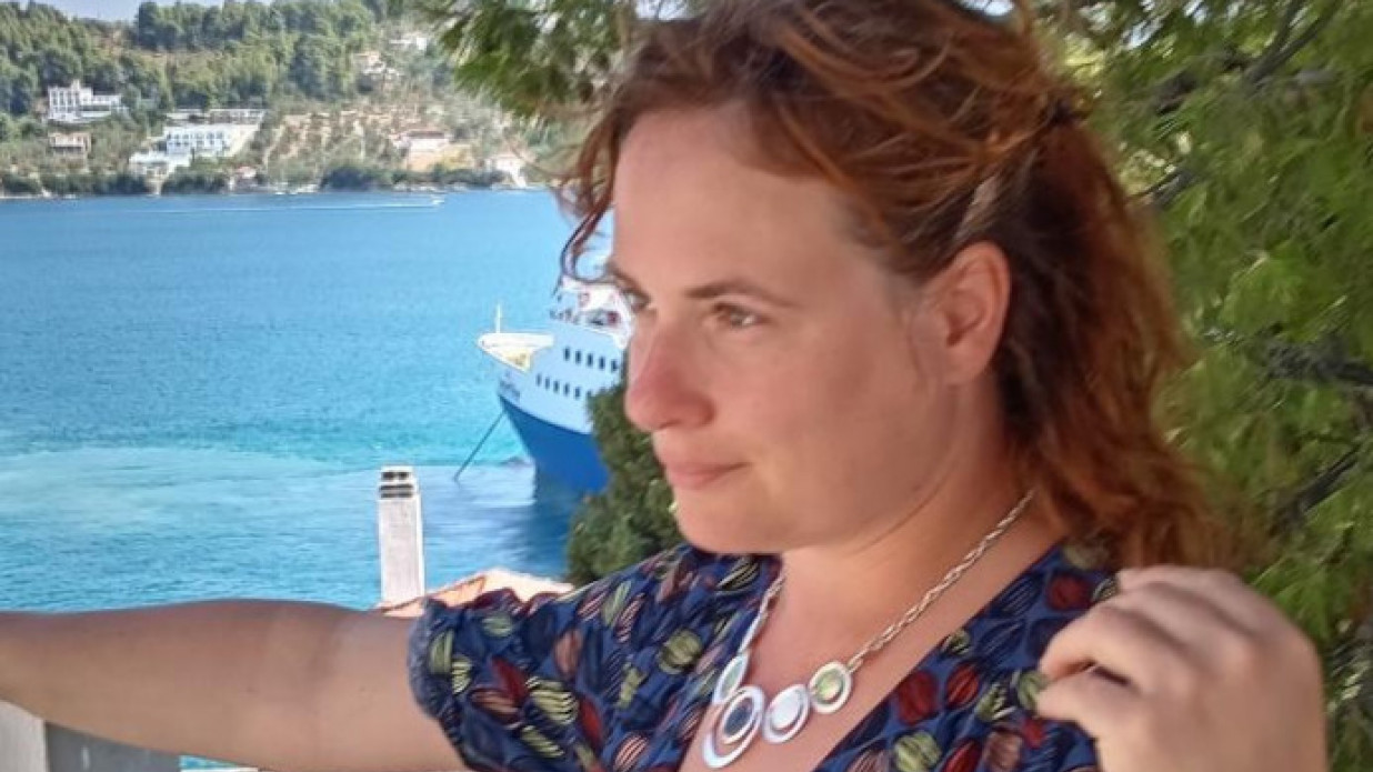 "УТИСКУЈЕМ УСНЕ НА ТВОЈЕ ЧЕЛО": Поезија Маје Шешум