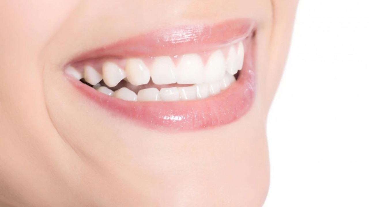 ТРИК ЗА БЛИСТАВ ОСМЕХ Ово поврће делује као природна четкица